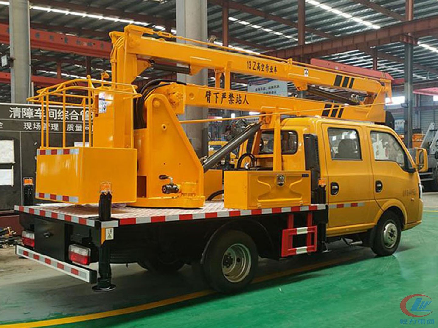 國(guó)六東風(fēng)途逸13米藍(lán)牌高空作業(yè)車(chē)